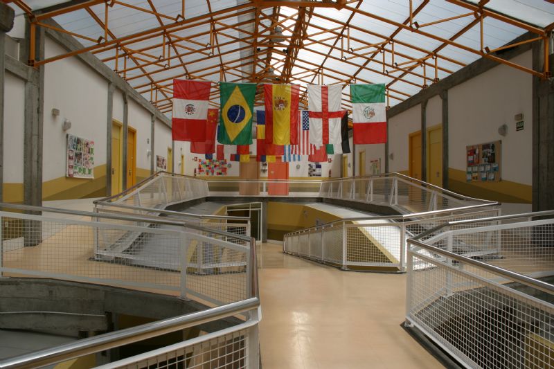 distribuidor del colegio con banderas internacionales