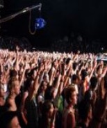 grupo de gente en un concierto